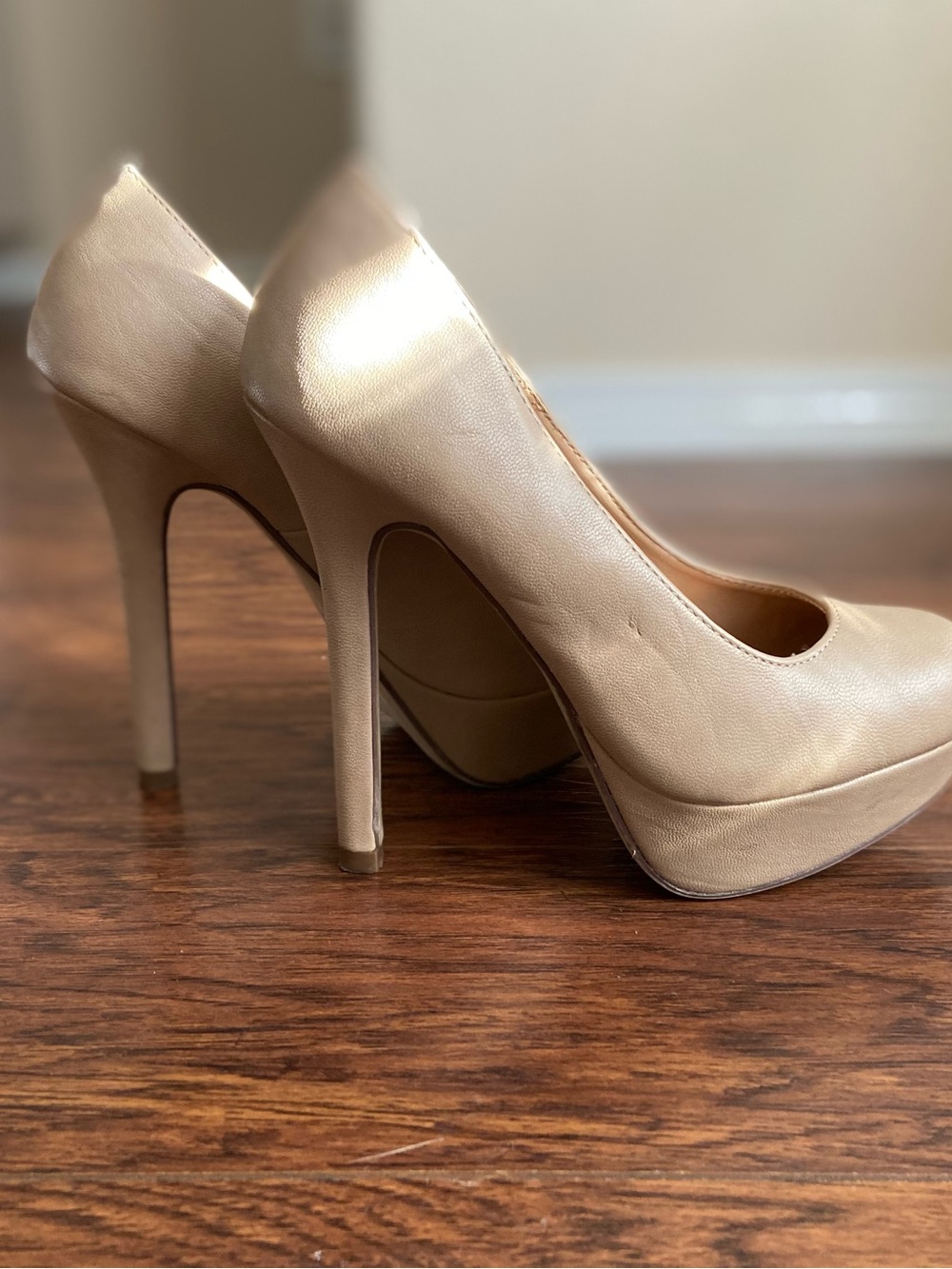 Nude Platform heels Pumps